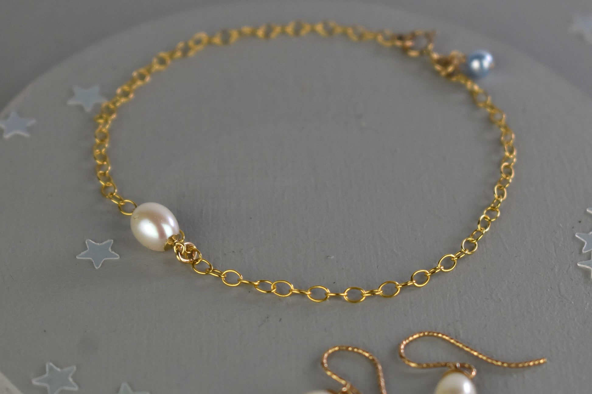 Gold plated freshwater pearl bracelet to match lariat necklace and pearl drop earrings. Freshwater pearl on bracelet and finsished with a tiny blue glass pearl. The perfect Something Blue.
