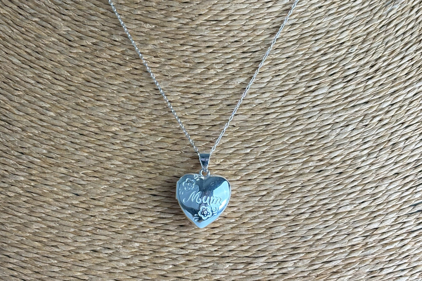 Heart shaped photo locket features delicate flowers engraved on the front, along with Mum. Crafted from high-quality sterling silver, it comes with a 16-18 inch extendable chain