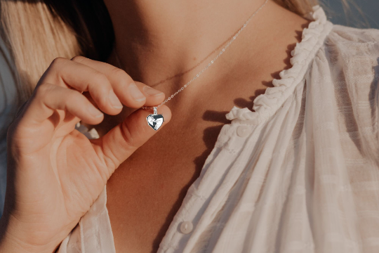Heart shaped photo locket features delicate flowers engraved on the front, along with Mum. Crafted from high-quality sterling silver, it comes with a 16-18 inch extendable chain