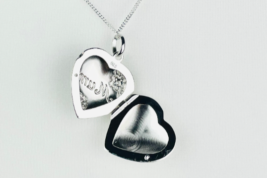 Heart shaped photo locket features delicate flowers engraved on the front, along with Mum. Crafted from high-quality sterling silver, it comes with a 16-18 inch extendable chain