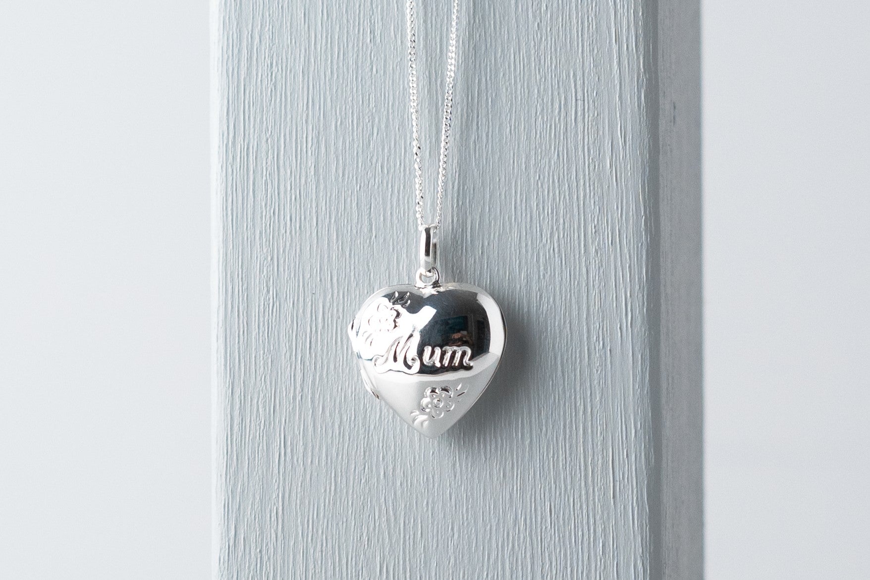 Heart shaped photo locket features delicate flowers engraved on the front, along with Mum. Crafted from high-quality sterling silver, it comes with a 16-18 inch extendable chain