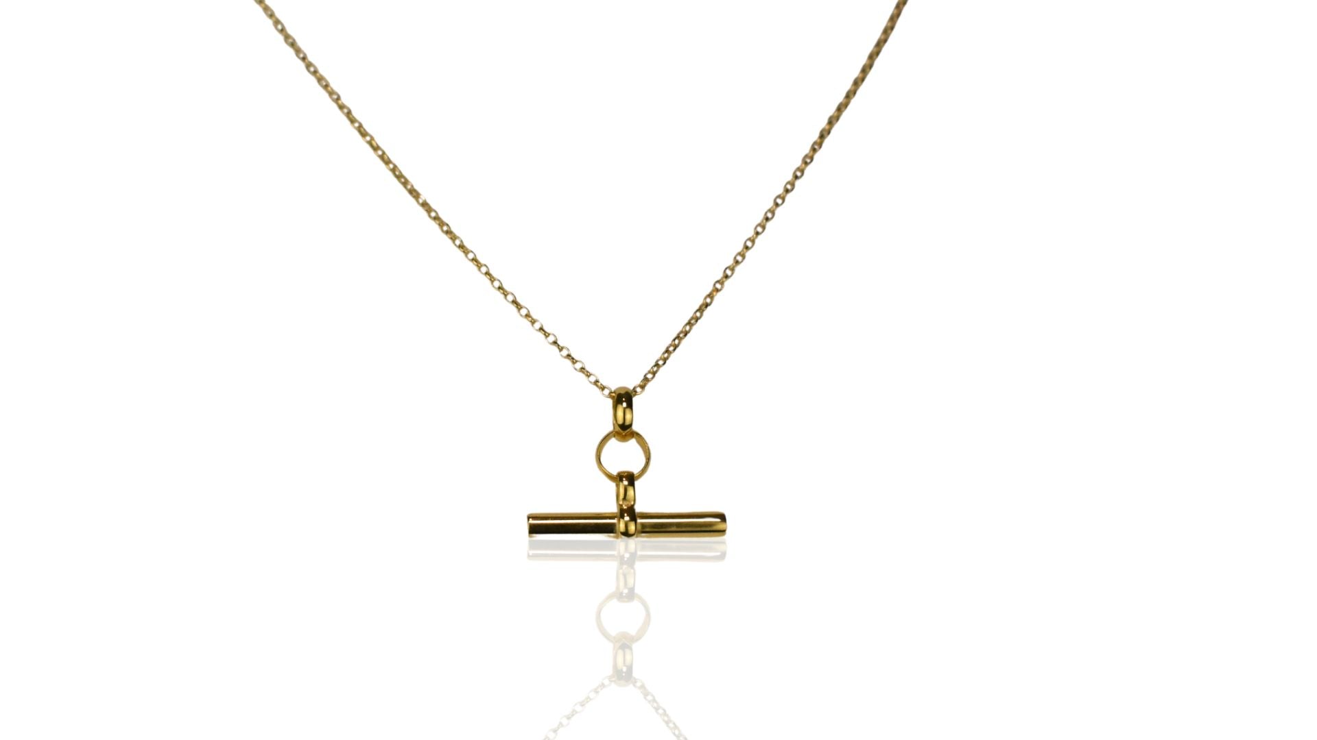 Stylish look featuring the gold-plated T-Bar necklace