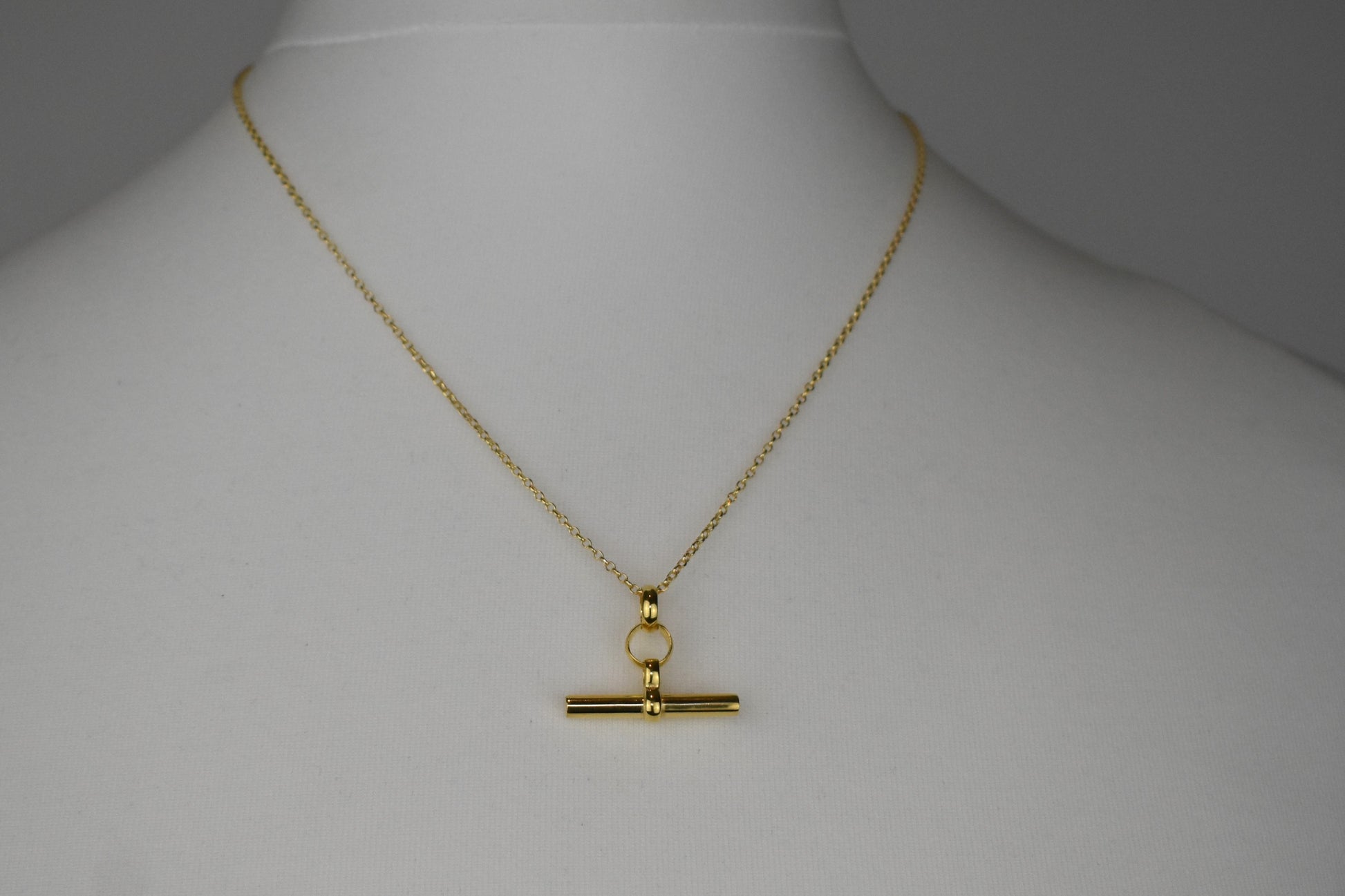 Stylish layered look featuring the gold-plated T-Bar necklace