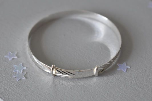  sterling silver expandable baby bracelet features a delicate diamond-cut chevron pattern 