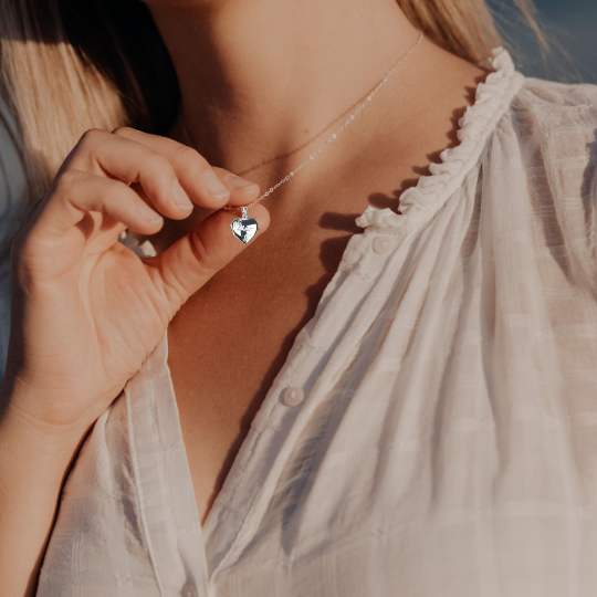 Heart shaped photo locket features delicate flowers engraved on the front, along with Mum. Crafted from high-quality sterling silver, it comes with a 16-18 inch extendable chain